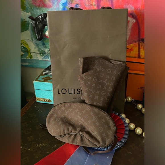 Rare LOUIS VUITTON VIP Gift 2005 Sleep Mask & Inflatable Travel Neck Pillow LV - Picture 6 of 8